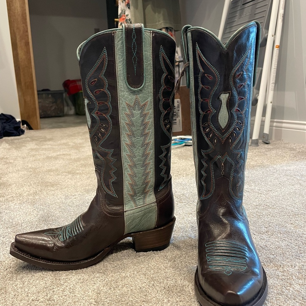 Elegant Two-Tone Western Heeled Boots